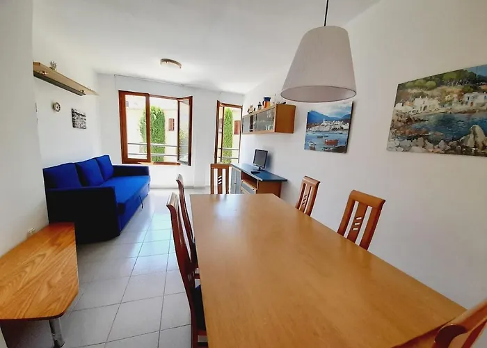Good Location, 5 Min, Parking, Air Conditioning Apartment *